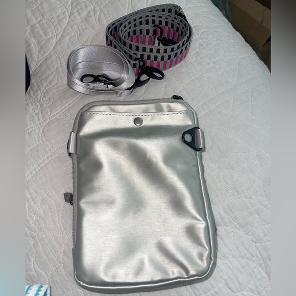 IHKWIP XL EVERYDAY ESSENTIALS CROSSBODY WITH TWO STRAPS METALLIC SILVER - Picture 2 of 12